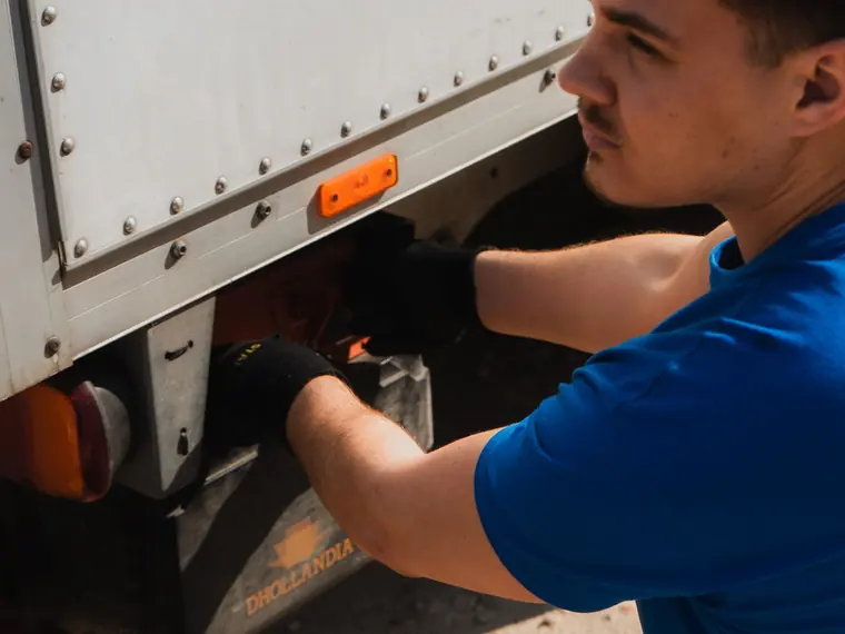 Carry&Go munkatárs az emelőhátfal működtetése közben