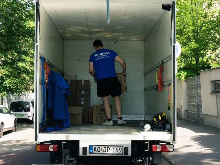 Bedobozolt költöztetés a Carry&Go emelőhátfalas teherautójában